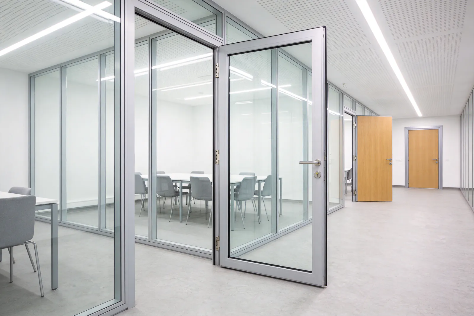 XFRAME Glasprofile — Glastür im Büro: Welche Tür passt zu welchem Raum?