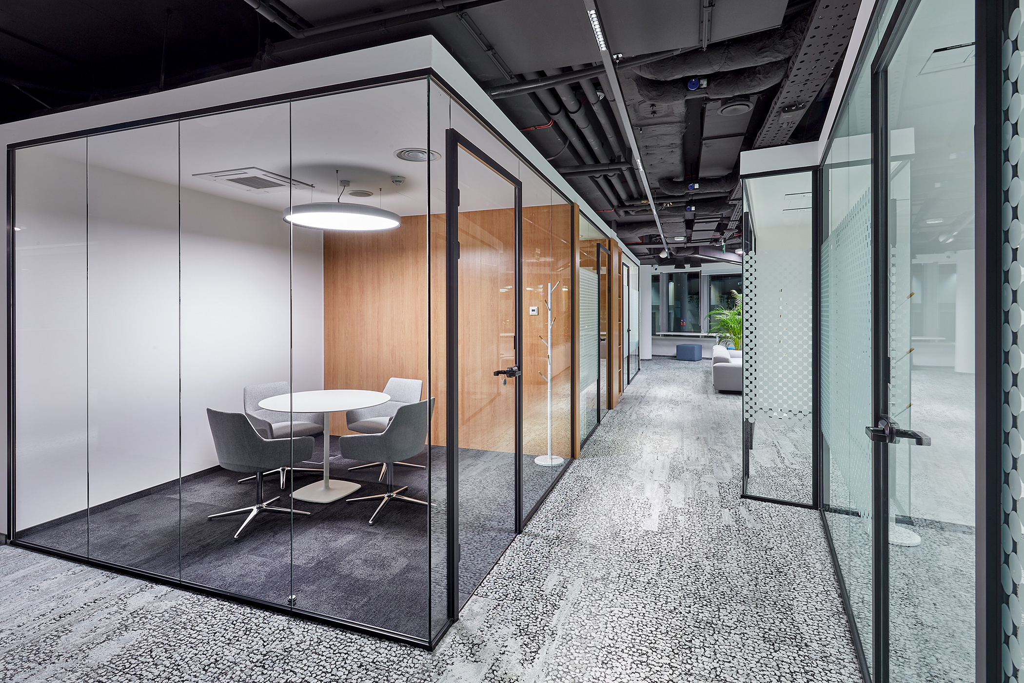 XFRAME Glasprofile X-Double 2.0 — doppelverglaste Glastrennwand mit schlanken Aluminiumprofilen
