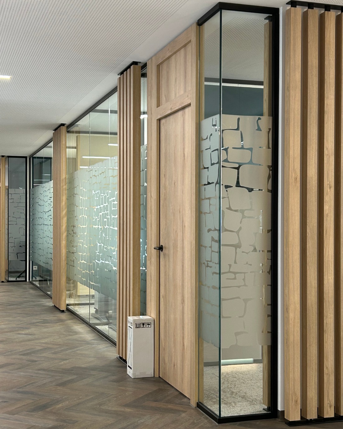 XFRAME Glasprofile X-Simply 2.0 — einfachverglaste Glastrennwand mit schlanken Aluminiumprofilen