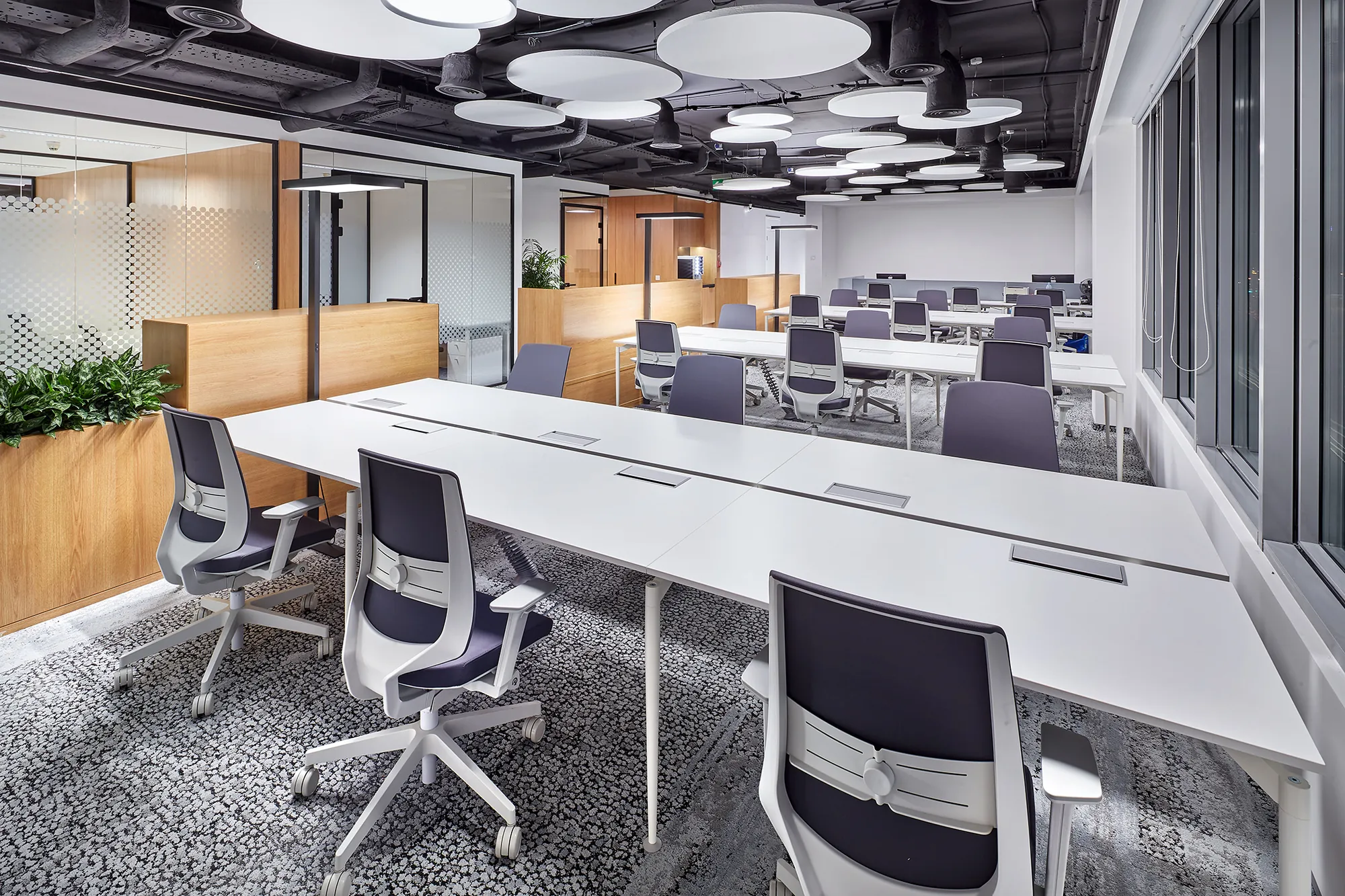 Open-Space-Büro mit Glastrennwänden