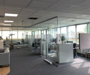 XFRAME Glasprofile — Strukturierte Tech-Arbeitswelten