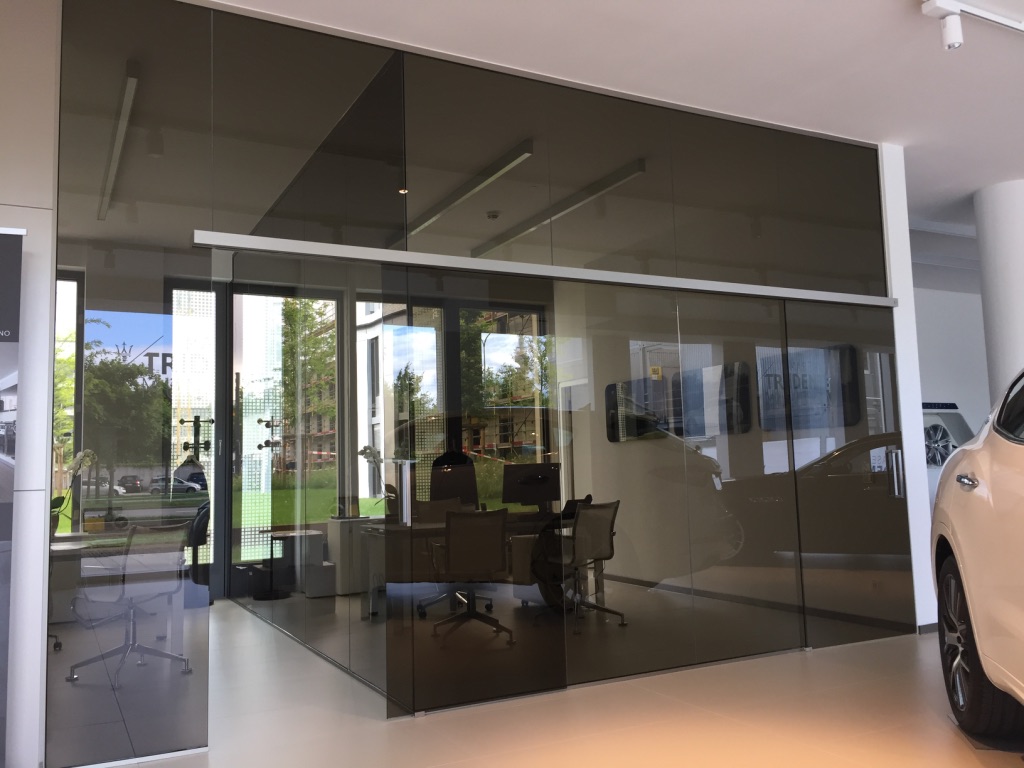 XFRAME Glasprofile — Showroom-Architektur für eine Premium-Marke